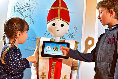 Roboter Pepper als Nikolaus begeistert nicht nur die jungen Besucher im Museum. Foto: Jan Braun/HNF