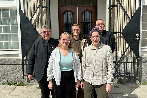 Gespräche im Newman Institut (von links): Monsignore Georg Austen, Maria, Severin Schülgen, Ricarda Clasen und Pater Philip Geister. (Foto: Agnes Eggertz)