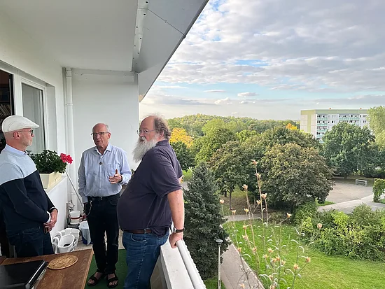 Zu Gast im Plattenbau: Bruder Andreas Knapp (Mitte) im Gespräch mit Bonifatiusrat-Mitgliedern Pfarrer Mathias Laminski (li.) und Michael Hänsch (re.). Foto: Marcus Thielking