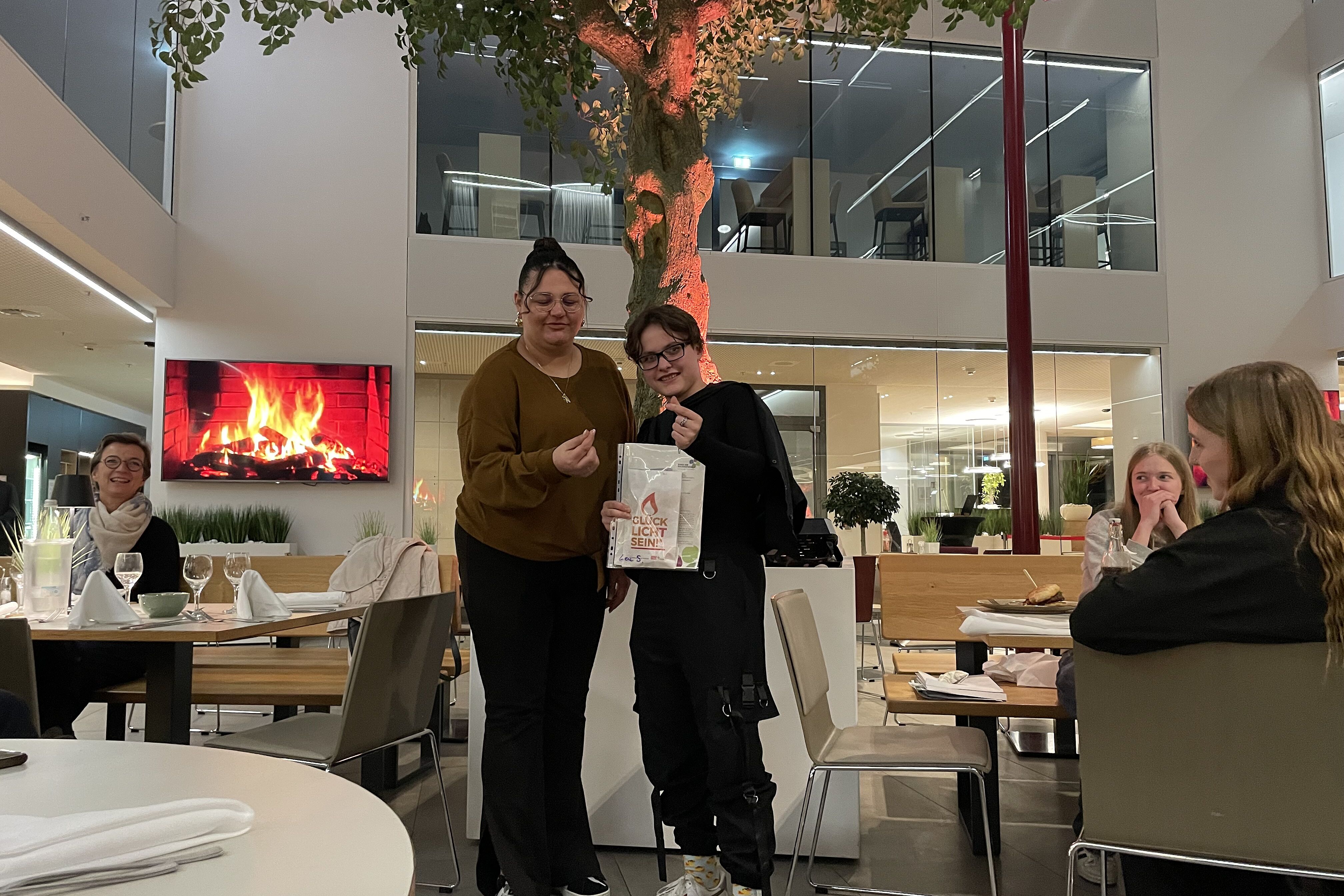 Am Abschlussabend im Hotel Vivendi wurden die Praktikumszertifikate an die jungen Erwachsenen verteilt. Hier: Ana Jezildic (DPSG-Diözesanverband Padeborn) mit Praktikantin Lea-Celine Seipp (Foto: Robert Lisiecki)