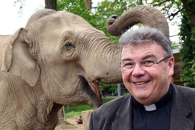 Monsignore Georg Austen mit einem Elefanten im Karlsruher Zoo. (Foto: Patrick Kleibold)