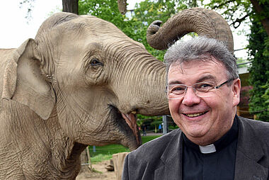 Monsignore Georg Austen mit einem Elefanten im Karlsruher Zoo. (Foto: Patrick Kleibold)