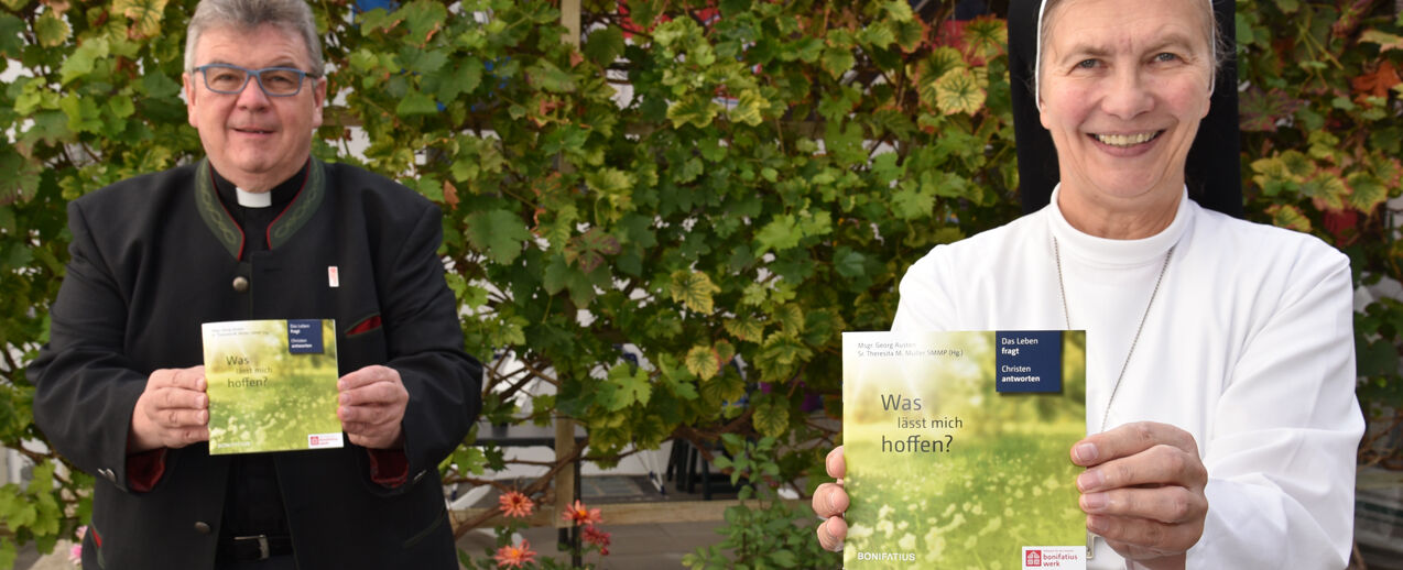 Die Herausgeber Monsignore Georg Austen und Sr. Theresita M. Müller SMMP vom Bonifatiuswerk präsentieren das neue Hoffnungsbuch (Foto: Theresa Meier)