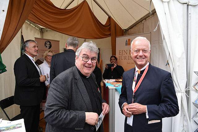 Monsignore Georg Austen und Dr. Thomas Rusche vor dem Stand der Dienerinnen der Armen, gegründet von Petra Mönnigmann DSS aus Oelde. (Foto: Simon Helmers) 