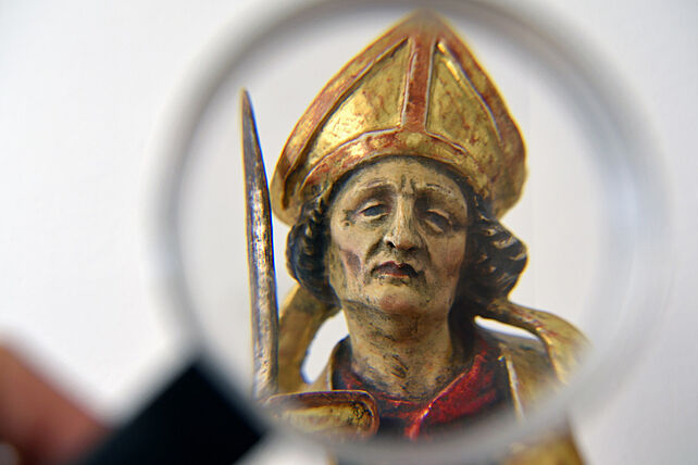 Spurensuche: Fast in jedem Gebäude, nicht nur in Kirchen und Klöstern, finden sich Abbildungen bekannter Heiliger, hier der Heilige Bonifatius. Foto: Patrick Kleibold