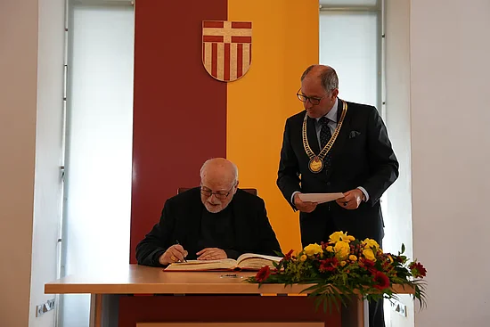 Kardinal Anders Arborelius (Bischof von Stockholm) trägt sich ins Goldene Buch der Stadt Paderborn. Foto: Marcus Thielking Kardinal Anders Arborelius (Bischof von Stockholm) trägt sich ins Goldene Buch der Stadt Paderborn. Foto: Marcus Thielking