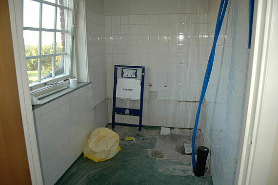 Das zu sanierende Badezimmer im Gästebereich zu Beginn der Renovierung.