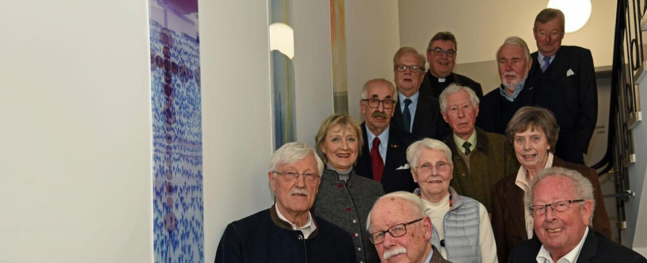 Der Ehrenpräsident des Bonifatiuswerkes, Georg Freiherr von und zu Brenken (hinten rechts), begrüßte als Ritter des Ordens vom Hl. Papst Silvesters im Bonifatiushaus verdiente Träger des Silvesterordens. Generalsekretär Monsignore Georg Austen (hinten links) und Präsident Heinz Paus (vorne links) informierten die Ordensangehörigen über das Wirken des Bonifatiuswerkes. (Foto: Patrick Kleibold)