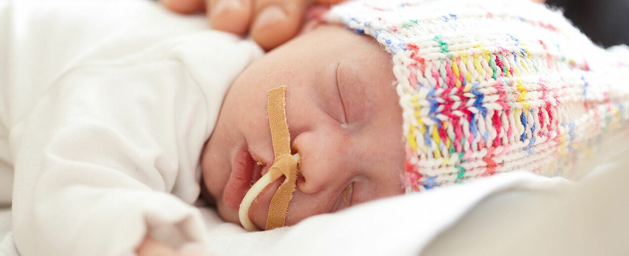 Bei der sozialmedizinischen Nachsorge erfahren die Babys Schutz und Geborgenheit. (Foto: Stiftung "SeeYou")
