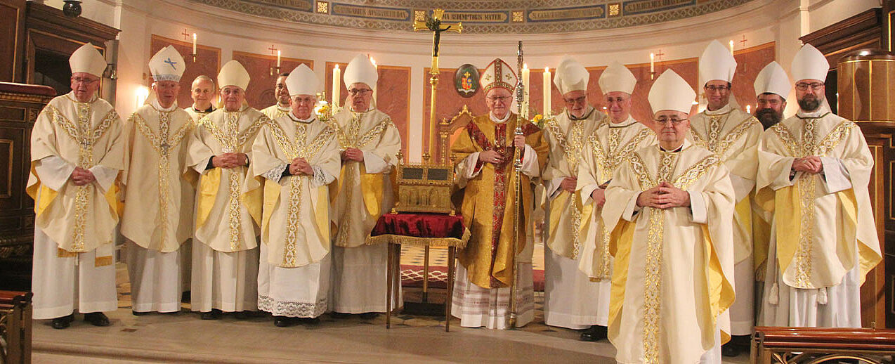 Sondergesandte des Papstes, Kardinalstaatssekretär Pietro Parolin (Mitte) gemeinsam mit den Bischöfen der nordischen Ländern. (Foto: Marco Chwalek / Erzbistum Hamburg)