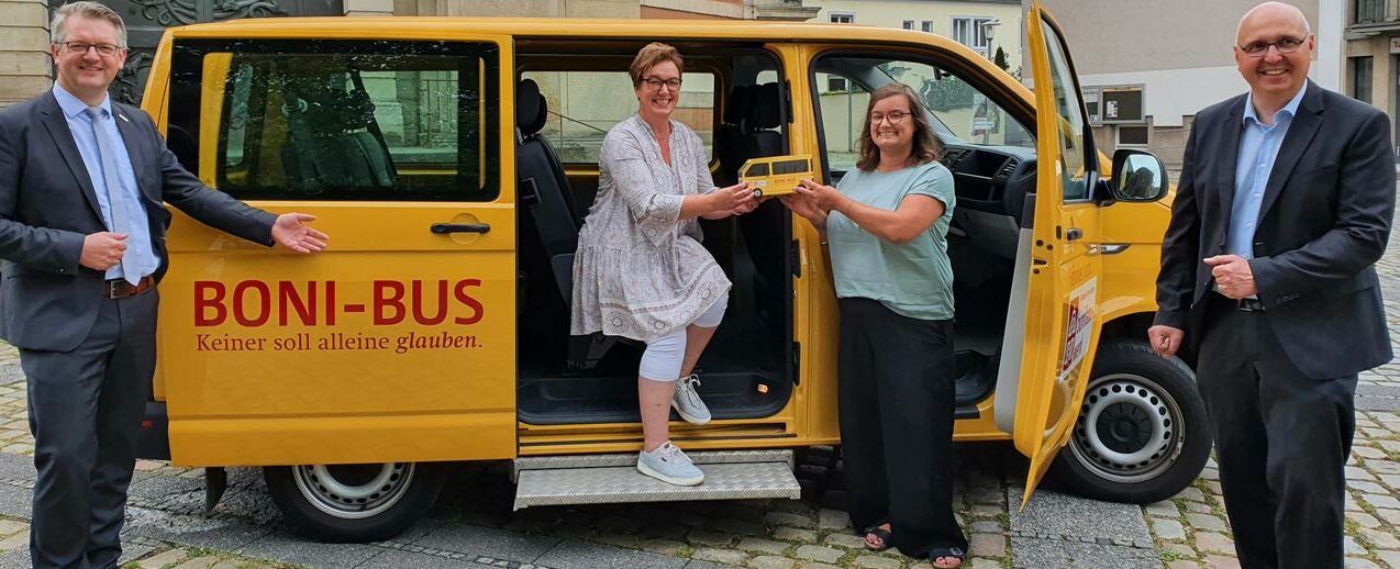 Von links nach rechts: Thomas Twents (Bonifatiuswerk), Ramona Pold (Koordinatorin Wohnungslosenhilfe), Maren Trümper (Begegnungsstätte St. Ludgerus), Andreas Schubert (Vorstand Caritasverband Hannover). (Foto: Caritas)