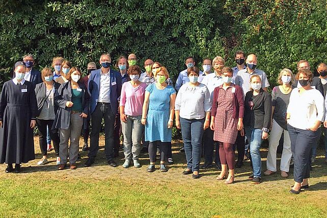 Die Projektpartner sowie Vertreter des Bonifatiuswerkes und des Zentrums für angewandte Pastoralforschung auf dem Netzwerktreffen von „Räume des Glaubens eröffnen“ in Schwerte. (Foto: zap)