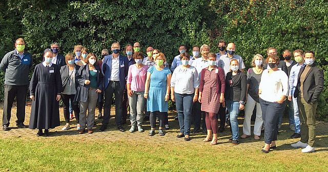 The project partners as well as representatives of the Bonifatiuswerk and the Center for Applied Pastoral Research at the network meeting of "Creating spaces for faith" in Schwerte. (Photo: zap)