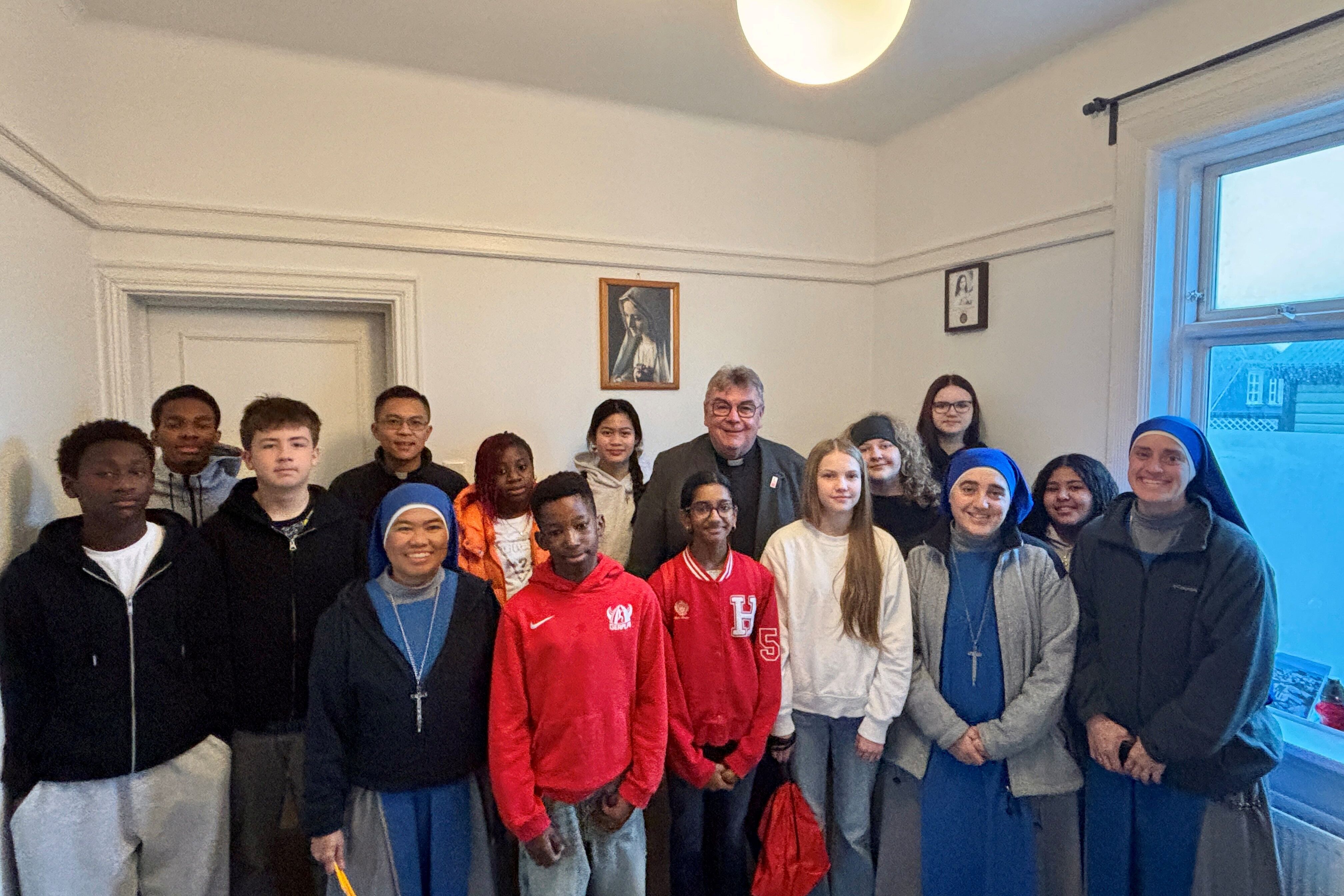 Msgr. Georg Austen mit einer Gruppe von Jugendlichen, die sich auf die Firmung vorbereiten. (Foto: privat)