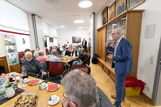 Bonifatiuswerk-Präsident Manfred Müller begrüßt Freunde und Förderer zum Spendernachmittag. Foto: Hartmut Salzmann