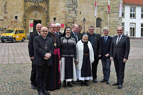 Diaspora-Aktionseröffnung des Bonifatiuswerkes in Osnabrück: Pater Dr. Andreas Knapp, Bischof Berislav Grgic, Weihbischof Johannes Wübbe, Heinz Paus , Sr. Brigitte, Reinhold Hilbers, Mdl, Sr. Gilchrist, Bischof Philippe Jourdan, Monsignore Georg Austen, Burkhard Jasper, Martin Guntermann. Foto: Theresa Meier