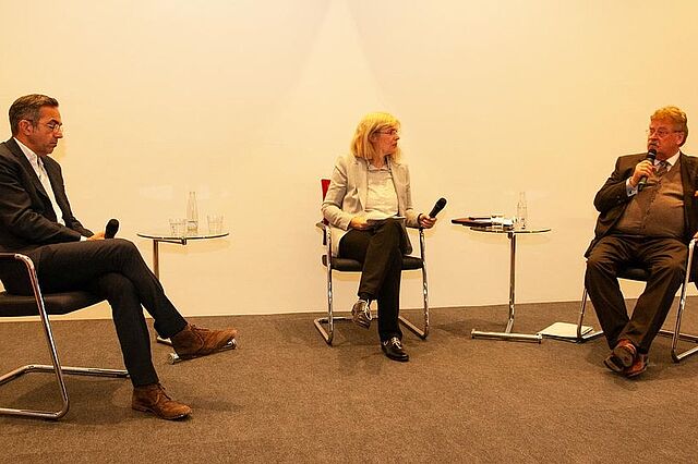 Kulturdialog: (v. l.) Professor Dr. Navid Kermani, Prof. Dr. Claudia Nothelle, Elmar Brok (MdEP). (Foto: Karl-Martin Flüter)