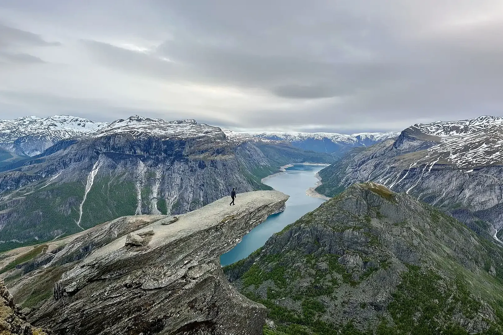 Beeindruckende Landschaften prägen Nordeuropa, wie hier in Norwegen die markante Felsformation Trolltunga. Foto: Robert Kurth
