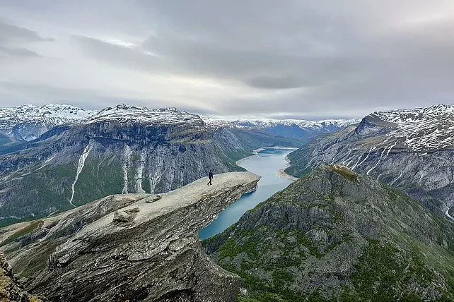 Beeindruckende Landschaften prägen Nordeuropa, wie hier in Norwegen die markante Felsformation Trolltunga. Foto: Robert Kurth