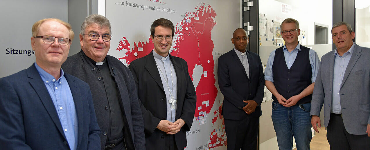 Sprachen über aktuelle Projekte und Entwicklungen: Peter Kuronen (Ökonom), Monsignore Georg Austen (Bonifatiuswerk-Generalsekretär), Bischof Raimo Goyarrola, Jean-Claude Kabeza (Generalvikar), Thomas Twents (Bereichsleiter Projektverwaltung im Bonifatiuswerk) und Ingo Imenkämper (Bonifatiuswerk-Geschäftsführer). Foto: Simon Helmers