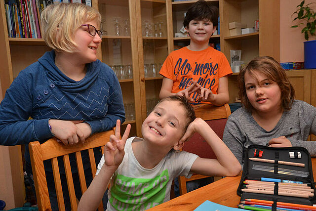 Julia, Andreas, Jonny und Rosanna wohnen zusammen in Haus 1 des Kinderdorfes Markleeberg. (Foto: Alfred Herrmann)