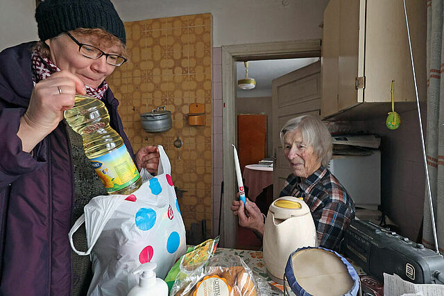 Die 87-jährige Renata Druvina kann sich nicht mehr selbst versorgen und freut sich über die Hilfe der Malteser. (Foto: M. Nowak)