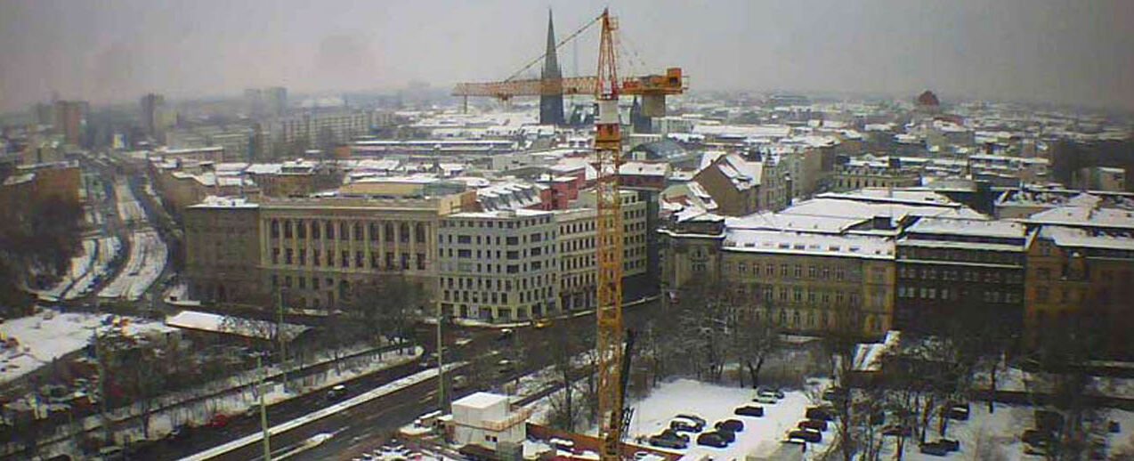 Der erste Kran auf dem Gelände der zukünftigen Propsteigemeinde in Leipzig 