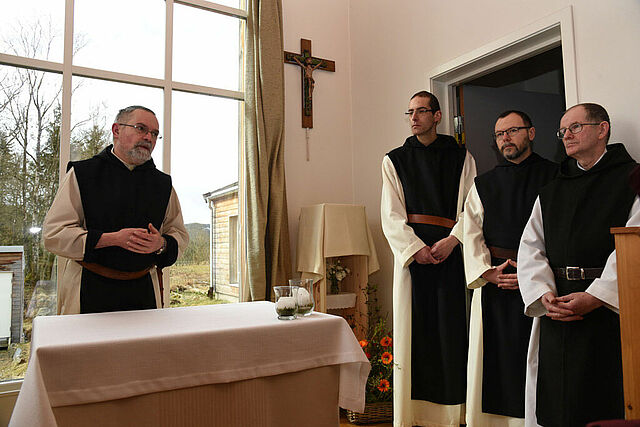 In der kleinen Kapelle heißen die Mönche Gäste willkommen und laden ein zum gemeinsamen Gebet. (Foto: P. Kleibold)