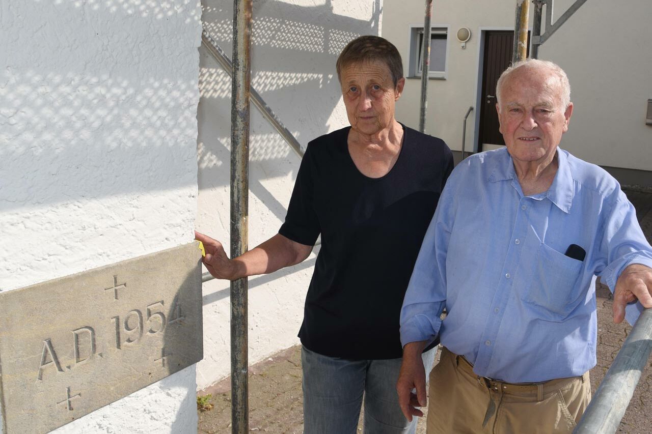 Stolz und zugleich dankbar zeigen Ulrike Burchart und Joachim Burchart den Grundstein der St. Maien-Kirche in Schlangen – sie kann mit Unterstützung des Diözesan-Bonifatiuswerkes renoviert werden. Foto: Thomas Throenle / Erzbistum Paderborn 