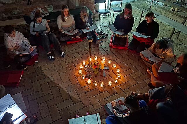 Trauern in der Gruppe: Abendkreis mit Jugendlichen. (Foto: Patricia Sorek)