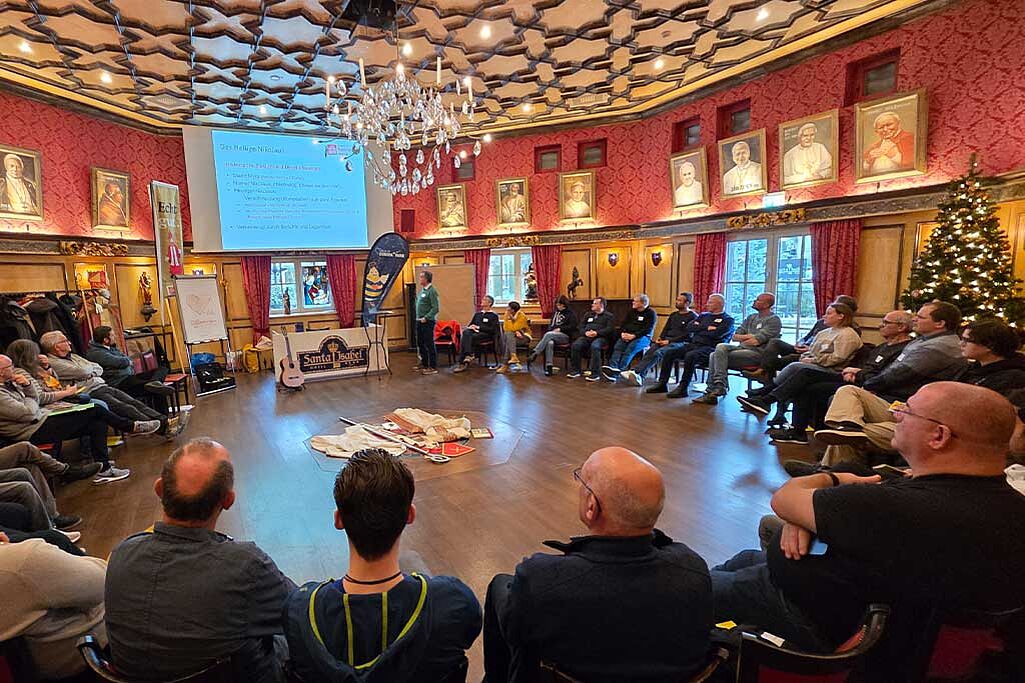 Noch in Alltagskleidung lernen die Teilnehmenden über den Brauchtum des NIkolauses. (Foto: Tobias Aldinger)