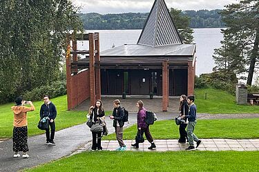 Auf dem Weg zum Gottesdienst.