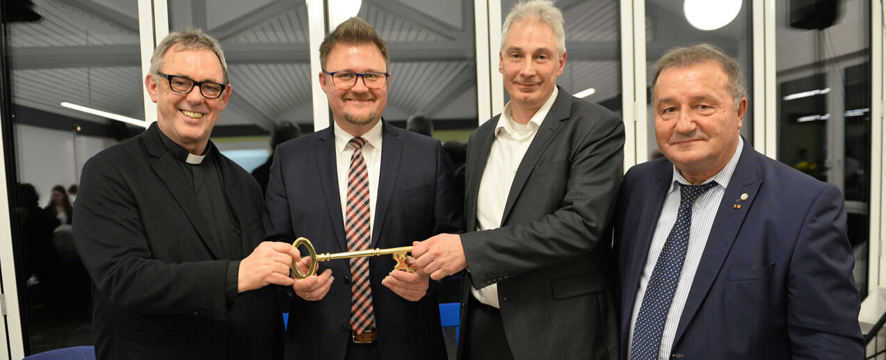 Bei der Schlüsselübergabe. Von Links: Dechant Wigbert Schwarze, Bürgermeister Thorsten Feike, Architekt Gregor Bringmann und Ortsbürgermeister Gerd Goebel. (Foto: Markus Hartwig)