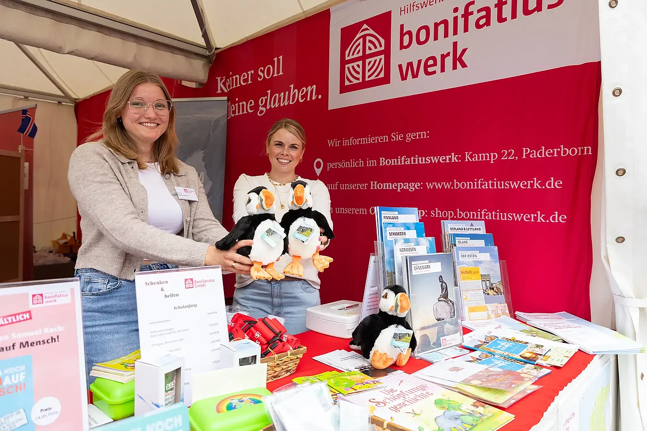 Das Bonifatiuswerk ist auch 2026 auf Libori wieder mit seinem Infostand an den Dom-Treppen vertreten. Im Bild: Ronja Stemmer und Sandra Morgott (v.l.). Foto: Hartmut Salzmann
