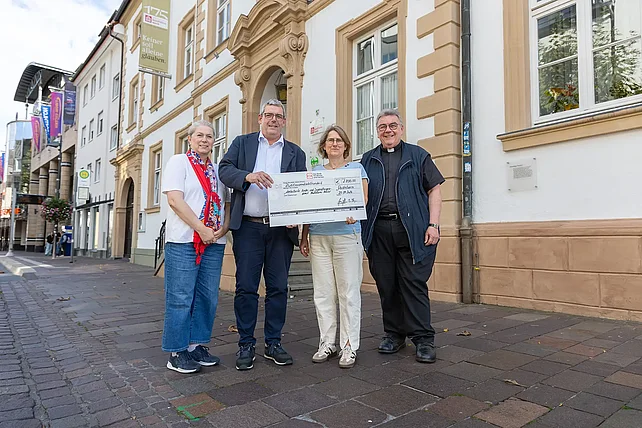 Koordinationsfachkraft Odilia Wagener (2.v.r.) nahm jetzt einen auf 2.800 Euro ausgestellt Scheck von Bonifatiuswerk-Generalsekretär Monsignore Georg Austen (re.), Petra Ernst-Gutierrez (Bereichsleitung Fundraising, li.) und Geschäftsführer Ingo Imenkämper entgegen. Foto: Hartmut Salzmann