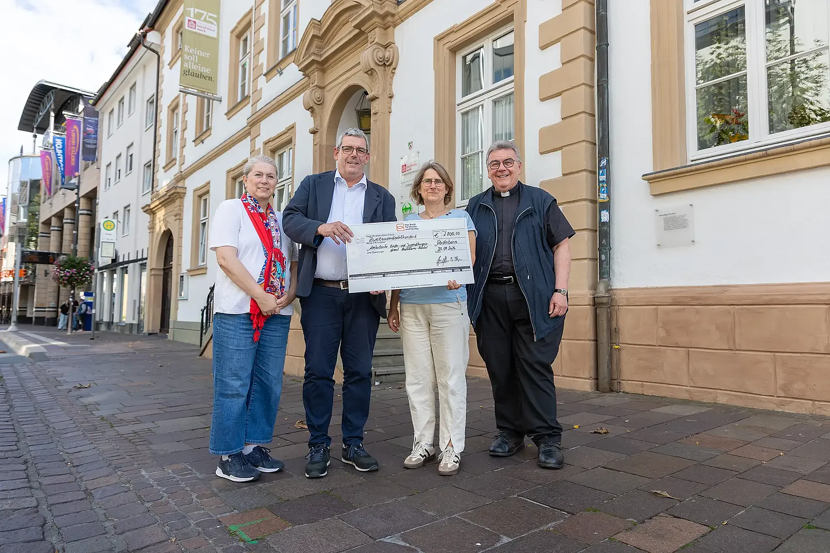 Koordinationsfachkraft Odilia Wagener (2.v.r.) nahm jetzt einen auf 2.800 Euro ausgestellt Scheck von Bonifatiuswerk-Generalsekretär Monsignore Georg Austen (re.), Petra Ernst-Gutierrez (Bereichsleitung Fundraising, li.) und Geschäftsführer Ingo Imenkämper entgegen. Foto: Hartmut Salzmann