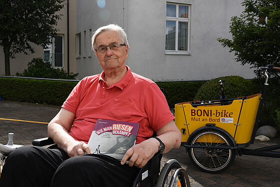 Hermann Zeyen, Bewohner im Westphalenhof, freut sich über das mutmachende Geschenk. (Foto: Theresa Meier)