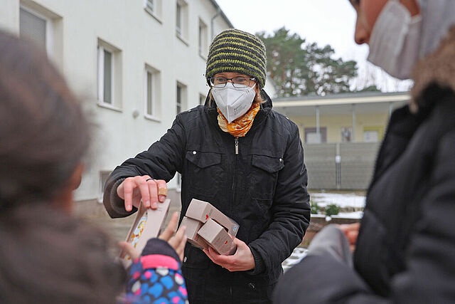 Sr. Regina Stallbaumer verteilt Schokoladennikoläuse an Geflüchtete in Eisenhüttenstadt. (Foto: Markus Nowak)