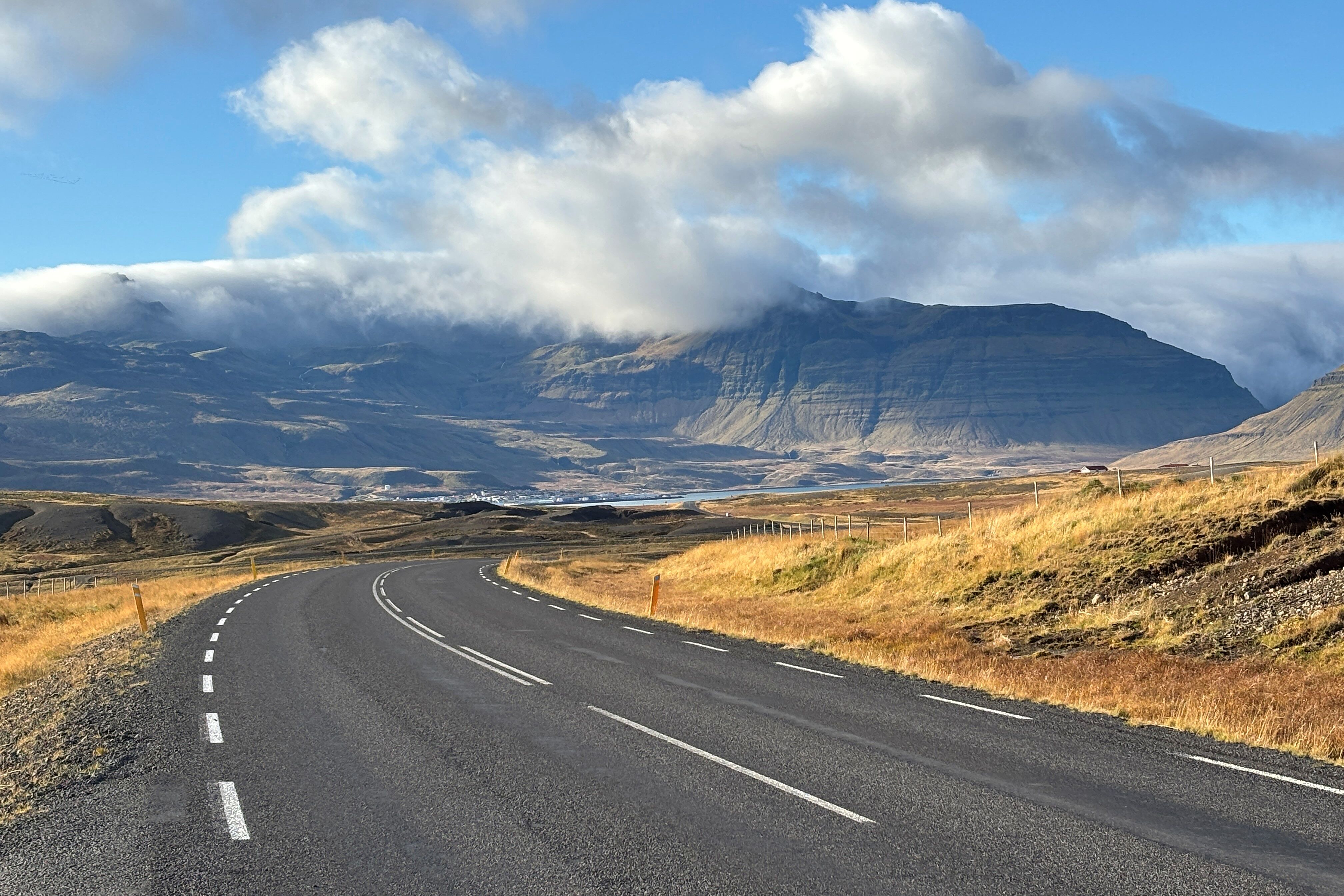 Eine karge, steinige und weite Landschaft zeichnet Island aus. (Foto: Msgr. Georg Austen)
