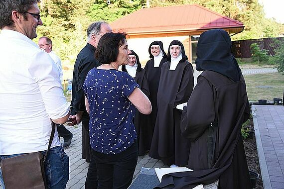 Die Karmelitinnen im Gespräch mit den Besuchern. Foto: Sr. Theresita Müller