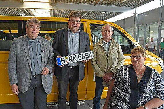 Monsignore Georg Austen (v. l.), Pfarrer Andreas Körner, Johannes Gornig, Jutta Stenzel. Foto: Sr. Theresita M. Müller