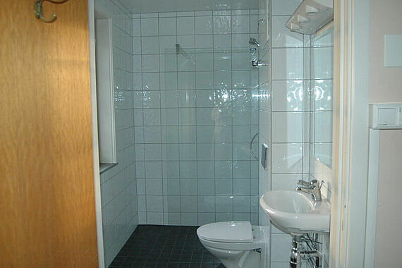 Das zu sanierende Badezimmer im Gästebereich nach der vorgenommen Sanierung.
