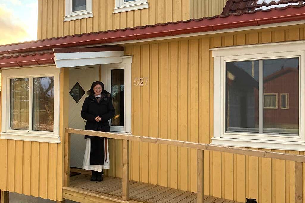 Schwester Renata vor dem renovierten Gäsethaus. (Foto: Sr. Christina Maria van Opzeeland OCSO)