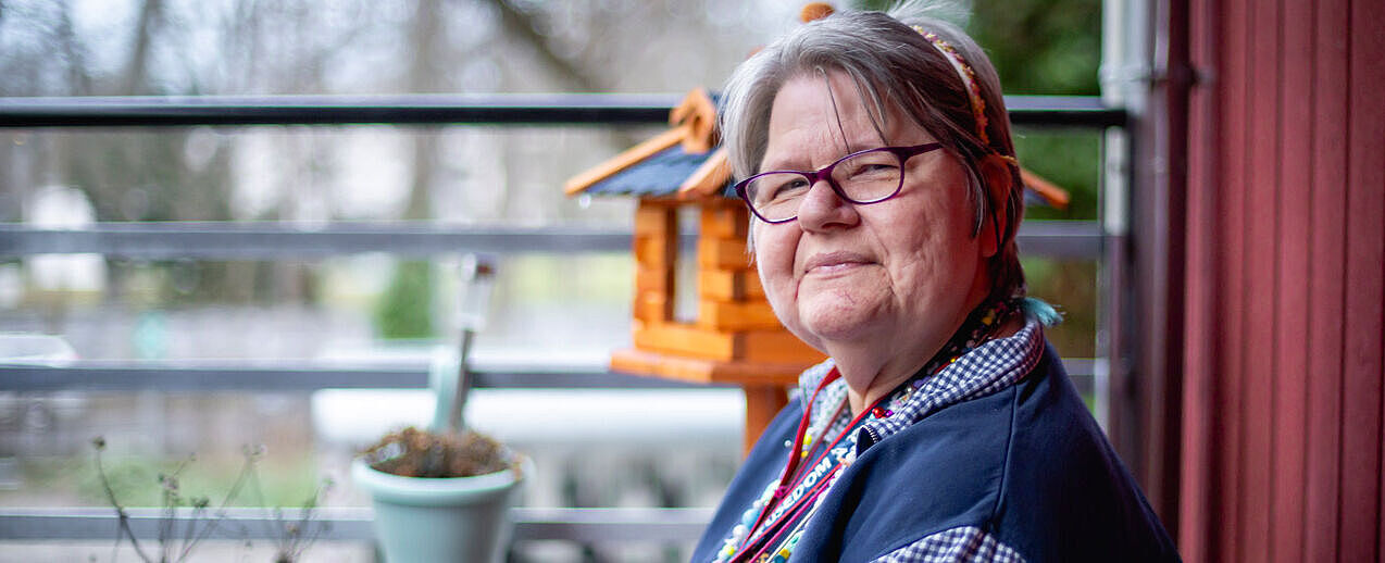 Christa Jakob lebt im "Haus im Park" und liebt ihren Balkon. (Foto: Juliane Sonntag/photothek, SkF Berlin) 