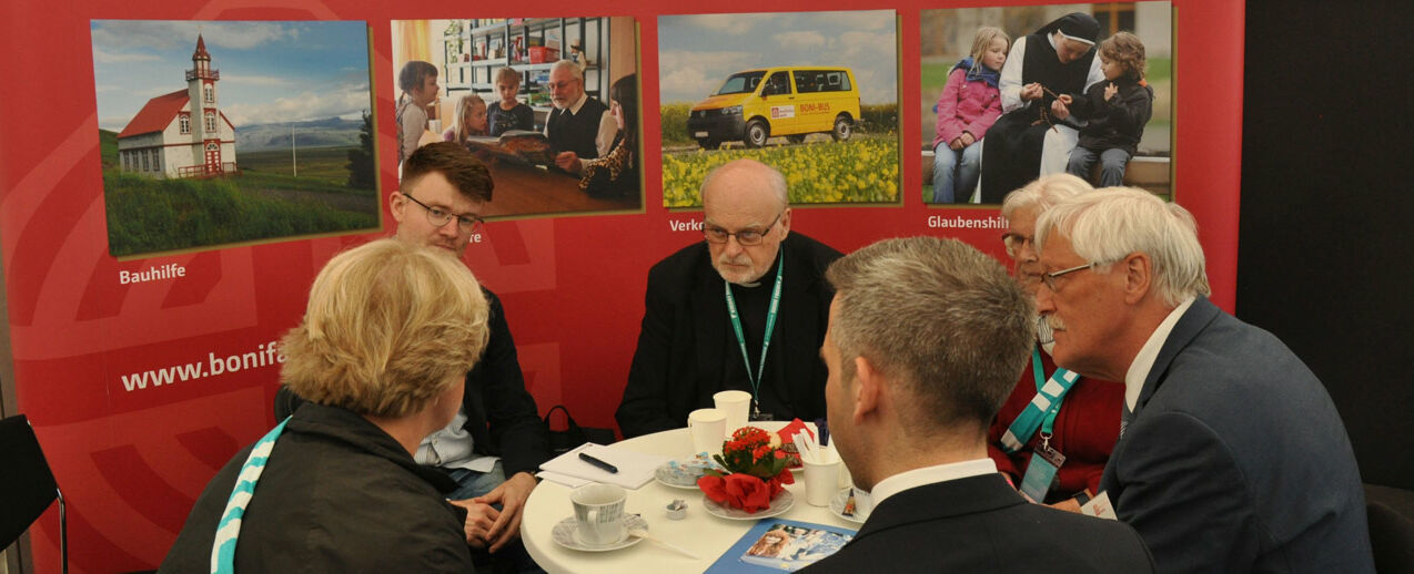 Auf dem Katholikentag in Stuttgart wird das Bonifatiuswerk wieder Gäste aus Kirche, Kultur und Politik am Infostand begrüßen. Hier: Archivbild vom Katholikentag 2018 mit Kardinal Anders Arborelius aus Schweden (Mitte). (Foto: Sr. Theresita M. Müller)