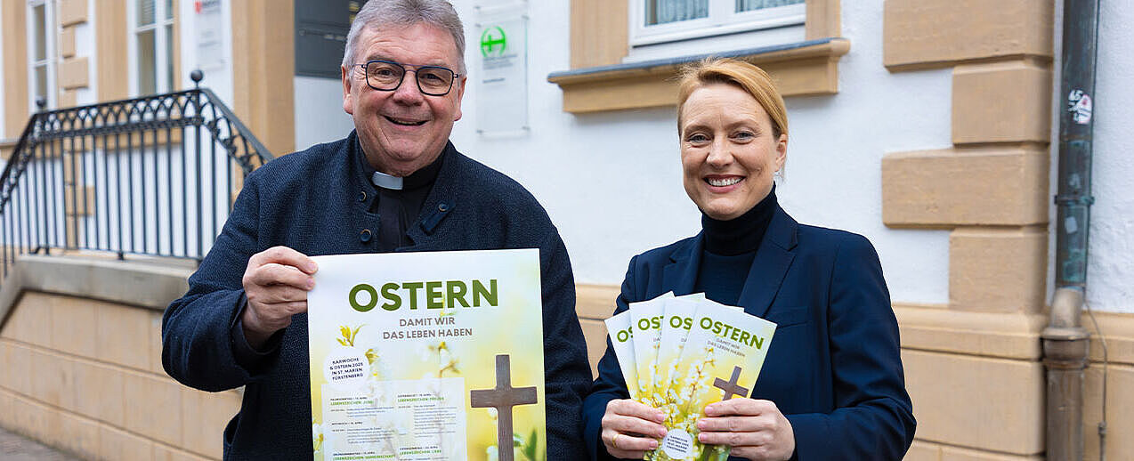 Freuen sich gemeinsam auf die Aktionswoche: Monsignore Georg Austen, Generalsekretär des Bonifatiuswerkes, und Nicole Radtke, Vorsitzende des Pfarrgemeinderates St. Marien Fürstenberg. (Foto: Hartmut Salzmann)