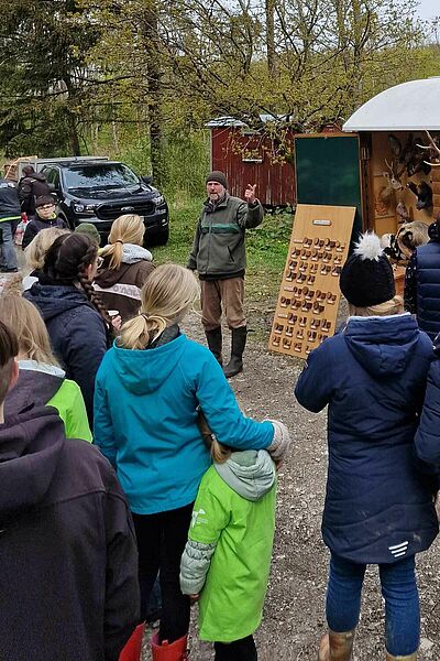 Elger Kohlstedt (Leiter des Forstamtes) informierte die Teilnehmenden rund um das Thema Wald. (Foto: Messdiener Leinefelde)