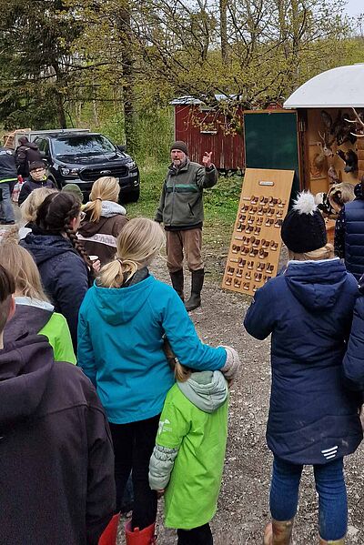 Elger Kohlstedt (Leiter des Forstamtes) informierte die Teilnehmenden rund um das Thema Wald. (Foto: Messdiener Leinefelde)