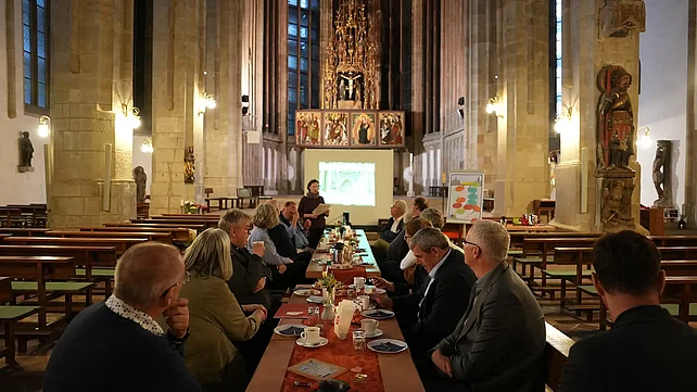 Der Bonifatiusrat zu Besuch in der Moritzkirche in Halle (Saale). Foto: Marcus Thielking