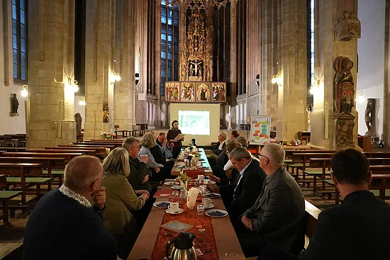 Der Bonifatiusrat zu Besuch in der Moritzkirche in Halle (Saale). Foto: Marcus Thielking